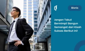 Pebisnis muda tersenyum sambil memegang produk bisnisnya