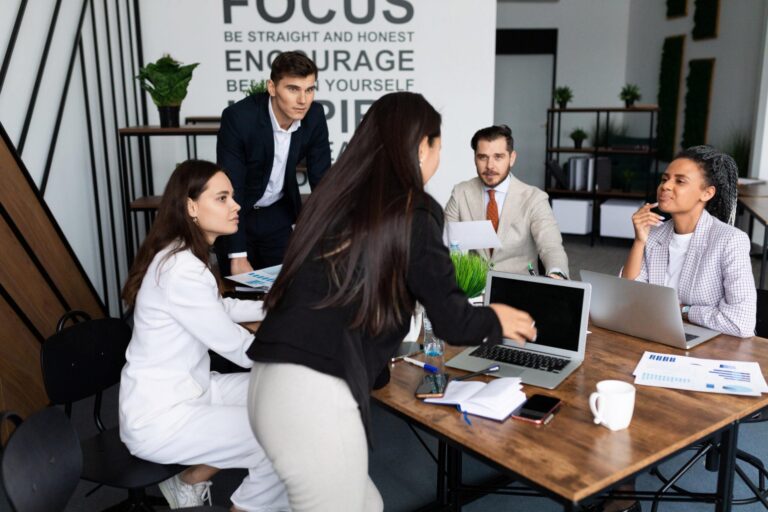 Strategic Interface Friction: Ketika Strategi Tersendat di Antara Tim yang Saling Terhubung