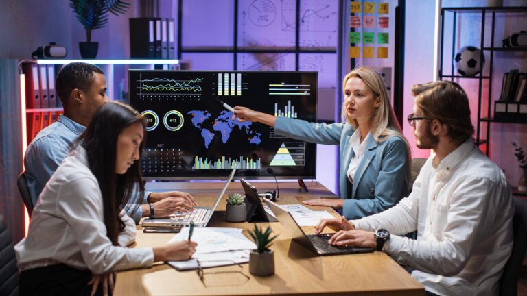 Strategic Signal-to-Noise Ratio: Ketika Terlalu Banyak Data Justru Membuat Bisnis Sulit Melihat Arah